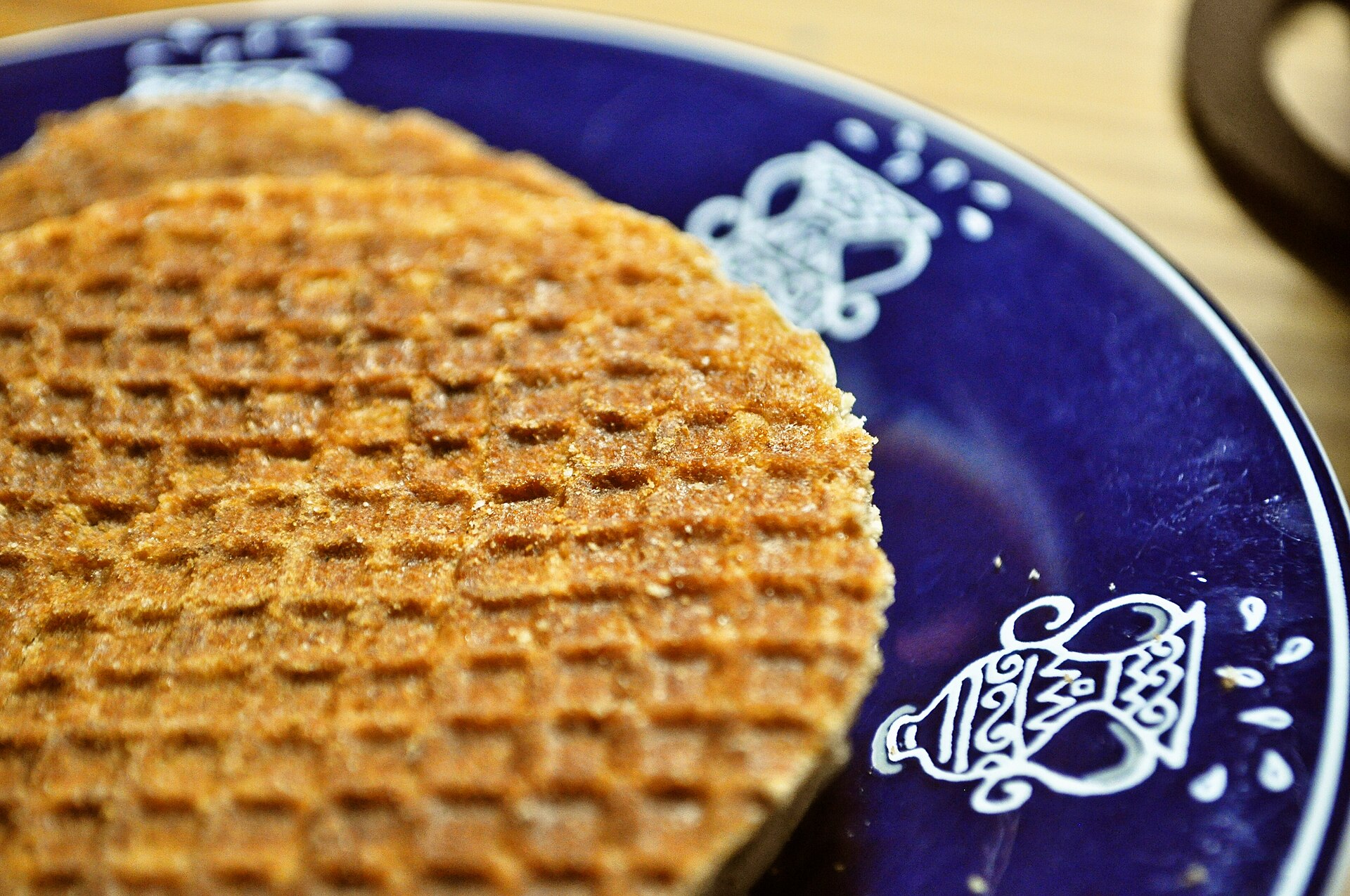 Versgebakken stroopwafel wordt gepresenteerd op de markt